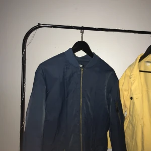  - En oversized bomberjacka ifrån bik bok. Eftersom den är i strl XS och med tanke på att den ska sitta oversized så skulle jag säga att den normalt sett är en S/M. Frakt tillkommer! 