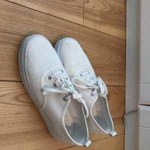  - Vita platåskor/sneakers. Använda en gång