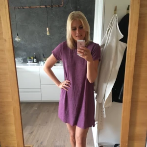  - Lila sommarklänning från Australien. Mjuk i bomull. Blå påsen som tillägg om en vill ha klänningen postad. Mötas upp i Stockholm också ok. 