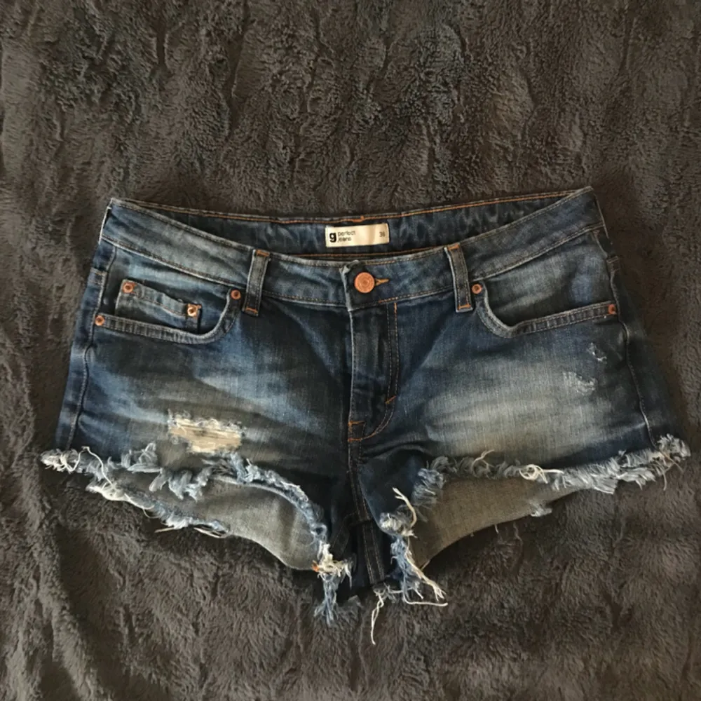 Snygga jeansshorts från Gina Tricot! Är lite cheeky och korta i modellen. . Shorts.