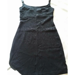  - Svart klänning från Hennes i strl 36. Justerbara axelband. Lite noprig på vissa ställen men märks inte mycket. Frakt: 30 kr
