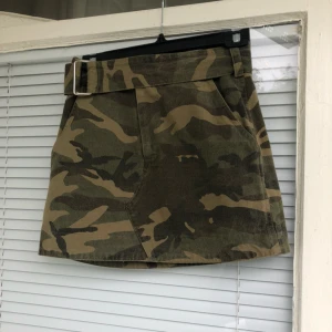  - Skitsnygg och oanvänd camo kjol säljes! Från NA-KD, säljes då jag beställde hem fel storlek och därav för liten för mig. Hör av er om ni har frågor/vill ha fler bilder:) 