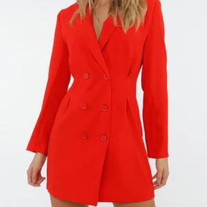 Chiquelle - Säljer denna amazing kavaj klänning i strlk M. Den var lite för kort för mig (178cm) nypris 499 från Chiquelle helt oanvänd. Ev frakt tillkommer