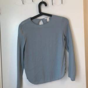 Fin blus, behöver bara strykas, sitter väldigt fint, köpt från H&M för 249 kr. Kan frakta eller mötas upp i Uppsala. 