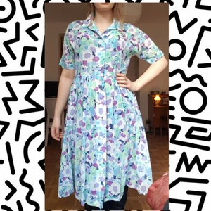  - 👗Klänning👗 strl 38 men passar även mig (strl 36), då jag gillar när den är oversize. Den är lite genomskinlig så man borde ha något mer....om man vill.😊  💎Fint begagnat skick!💎 💌Frakt tillkommer!💌 👑Kan hämtas upp i Malmö!👑