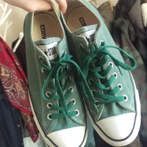  - Vintagegröna Converse. Mycket sparsamt använda. Frakt 40:-
