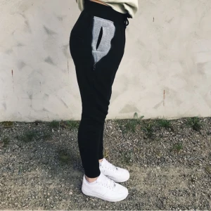  - Mjukisbyxor från Urban Classics. Coola fickor med dragkedjor & grått tyg utanpå. Byxorna är i använt skick (något "noppriga"), men fortfarande fina! Nypris ca 500 kr ✨