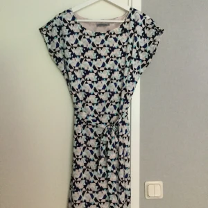  - Klänning från Soaked in Luxury storlek small. Jättefint skick!