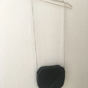  - Fin väska, sparsamt använd. Köpt för ca 10 år sedan, men minns tyvärr inte vart. 