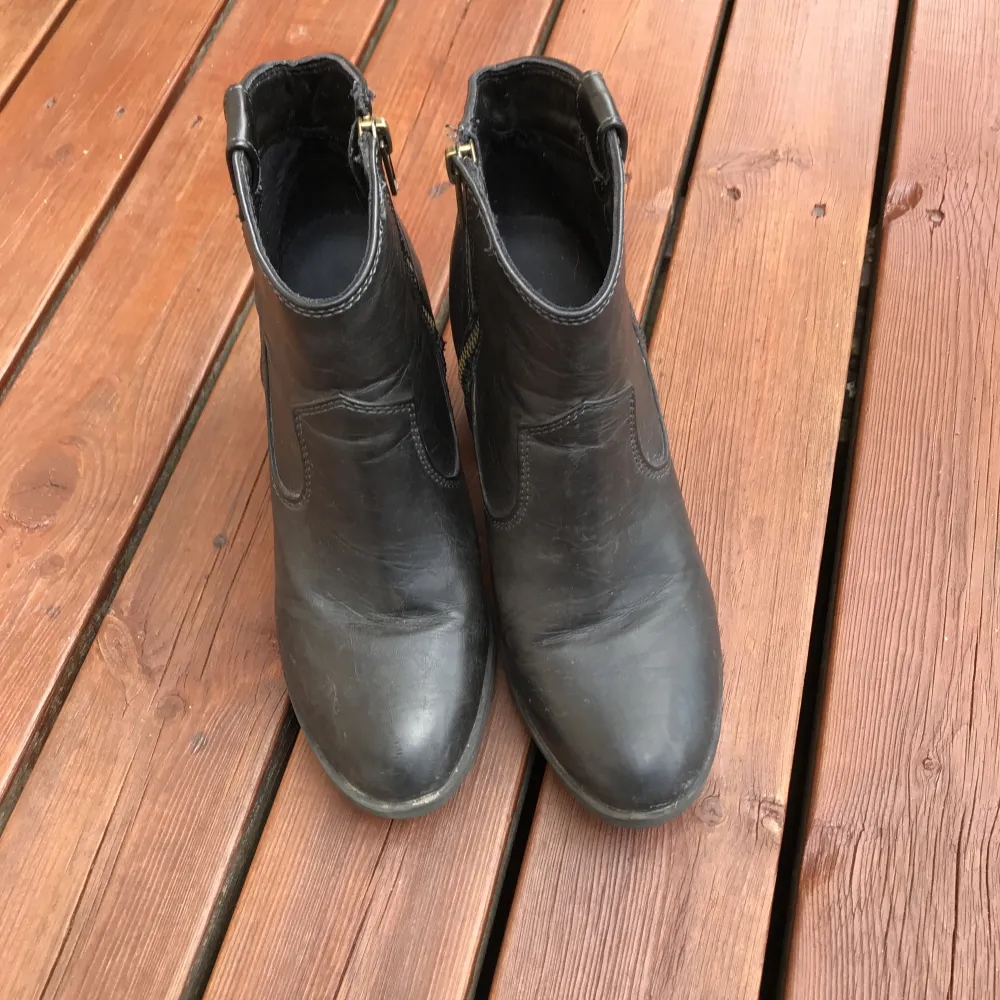 Boots i grå-svart 🌚 jättesköna på! Fejkmaterial som står sig mot smuts och våta, använda en säsong. (Smutsiga på bilderna, gör självklart rent de innan försäljning) . Skor.