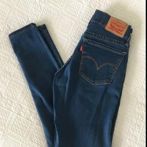 Levi’s superskinny jeans 710 i mycket fint skick. Storlek: W24L30