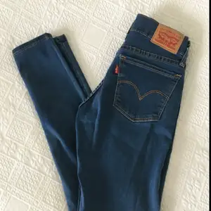 Levi’s superskinny jeans 710 i mycket fint skick. Storlek: W24L30