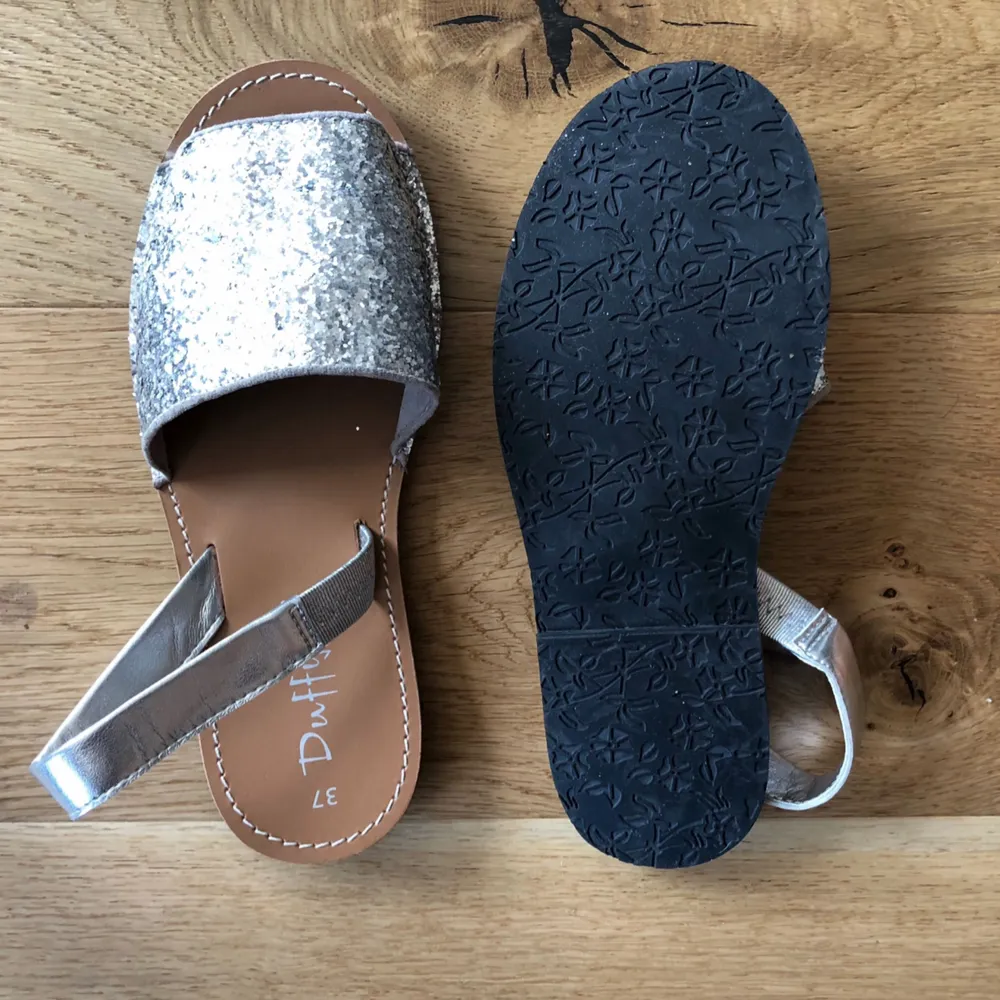 Sandaler med silvrigt glitter. Helt nya 🌱✨ (säljer likadana i svart också oanvända) . Skor.