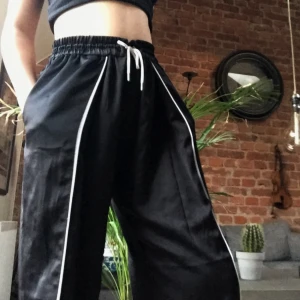  - Riktigt sköna högmidjade byxor i silkesliknande material. Passar S-L eftersom du kan knyta i midjan. 