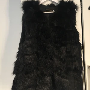  - Pälsväst i fint skick! ❗️inte äkta päls❗️