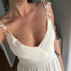  - Perfekt klänning till midsommar. Använd Max 2gånger. Från nelly. Möts upp i Stockholm 