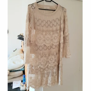  - Fin somrig beige klänning. Använd ett fåtal gånger. Skickas mot portokostnad. 