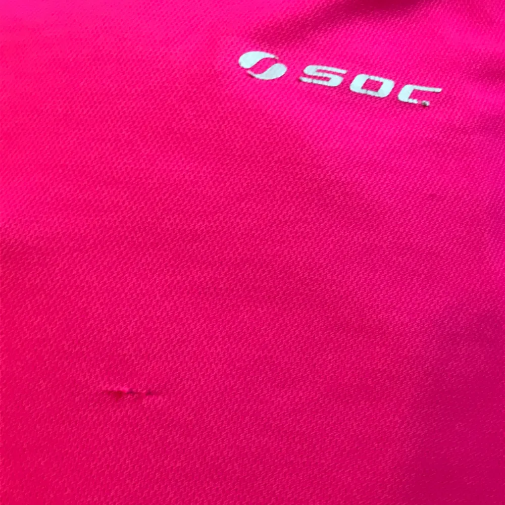 Rosa tränings T-shirt från soc i storlek M. Den har en lite repa (inget hål ) men det syns inte så tydligt. Frakt tillkommer på 15kr. Betala med Swish👍 . Toppar.