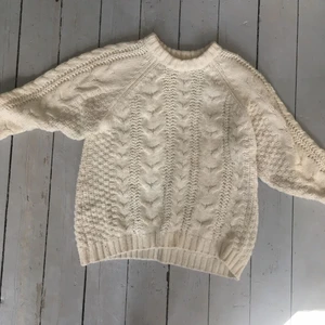  - SUPERFIN stickad tröja från BikBok 😍superfint skick! Lite baggy i storleken, passar folk från medium upp till XL. Supersnygg till shorts på kommande sommarkvällar ❣️❣️Köparen betalar frakt, kan mötas upp i Göteborg eller omkring Åmål!