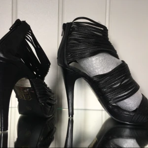  - Svarta High Heels i skinn 