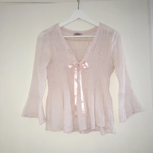  - Fin rosa blus från Tessie.com i strl XS. Nästan oanvänd. Sitter väldigt fint på.