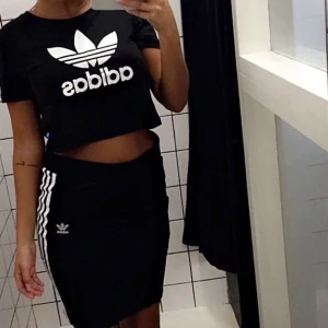  - Set från Adidas med kjol och kort tshirt. Fint skick 💥 