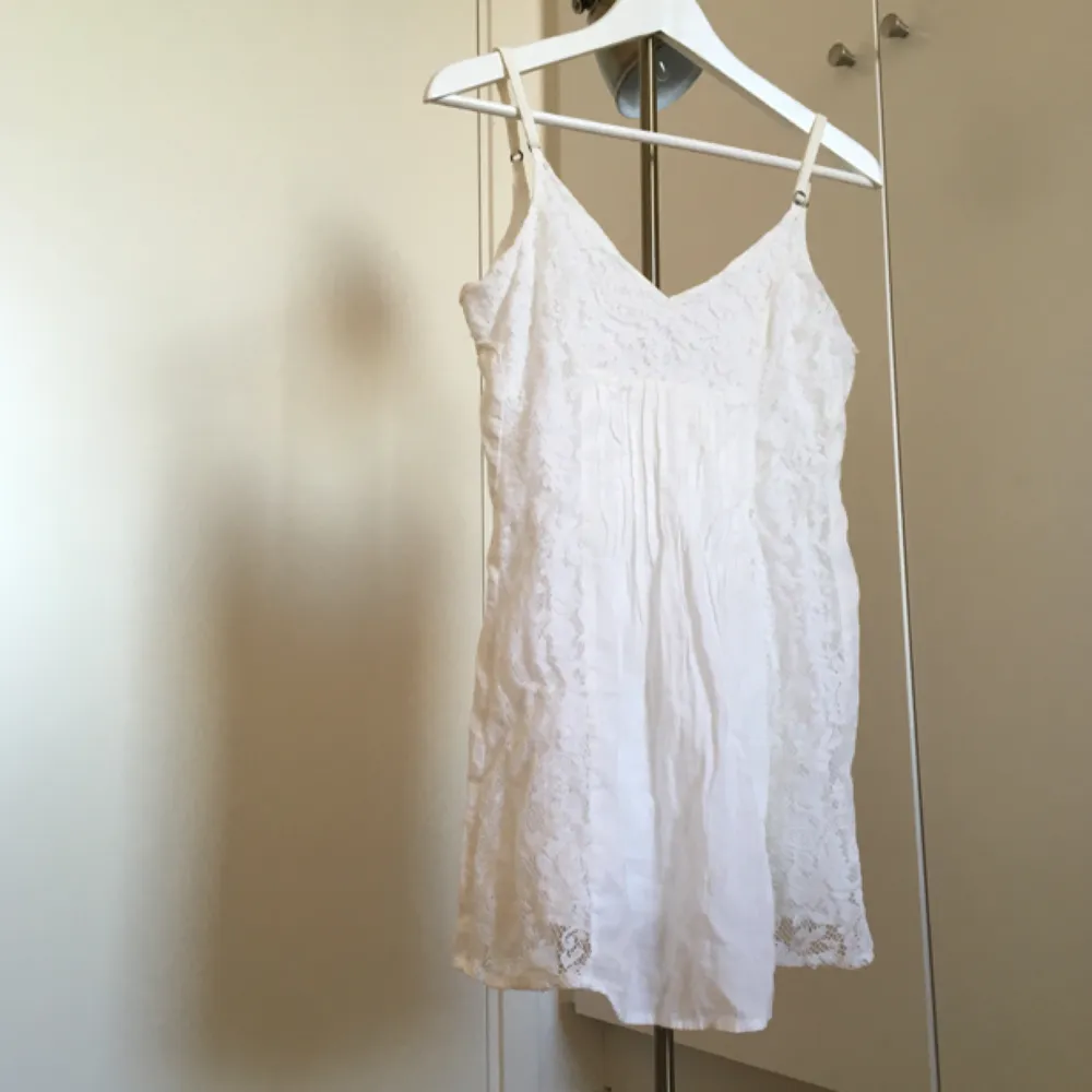 Hollister vit flowy lätt klänning som är perfekt till sommaren. Använd 2-3ggr.  Swish, kan mötas upp runt Sthlm. Köparen står för frakt 🌻. Klänningar.
