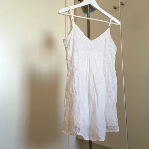  - Hollister vit flowy lätt klänning som är perfekt till sommaren. Använd 2-3ggr.  Swish, kan mötas upp runt Sthlm. Köparen står för frakt 🌻