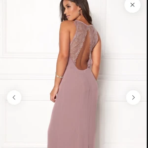 Fin klänning från samsoe samsoe  - Fin långklänning i marinblått från Samsoe Samsoe. Den puderrosa är bara för att visa hur den sitter på. Använt endast en gång!