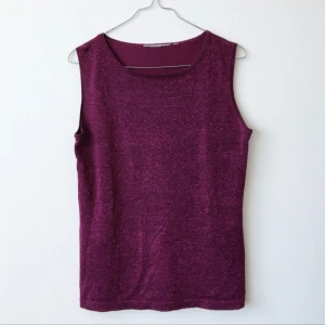  - Jättefint lila-glittrigt linne!  Linnet är i fint skick utan några skavanker. 75% silke 25% lurex.  Passar strl S-L. På mig som är strl S sitter den rätt löst. Tar swish. Kan skickas, köparen står för frakt. ☀️