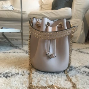  - Zara crossbody väska. Fina detaljer, du kan hålla i i väskan eller ha den som en crossbody. Köparen står för önskad frakt 