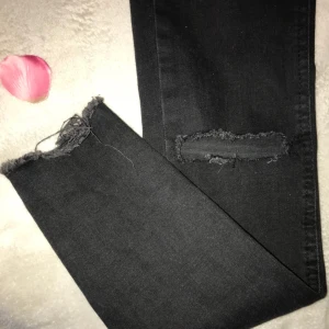  - Svarta slitna jeans