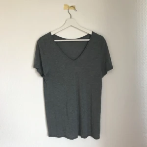  - Fin mörkgrå tröja från Zara😍 tyvärr ett litet hål i vänsterarm, men syns ej när man har på sig den👍🏼frakt: 27kr😋