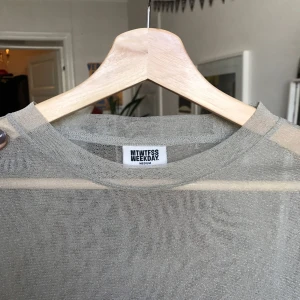  - Grå meshtröja med guldglitter! Glittret syns knappt på bilderna:( Använd 1 gång