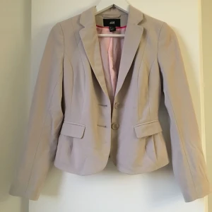  - Beige kavaj från hm i storlek 34