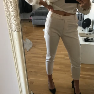  - Kavajbyxa/chinos i ljusrosa/beige. Säljer pga för stora som ni kan se. Aldrig använda! Frakt ingår i priset 😊