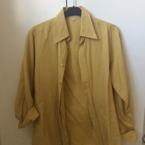 - M-L-XL en oversize vintageskjorta i mycket bra material. Tidigare menswear men kan bäras av båda kön, unisex. Frakt kostar extra!