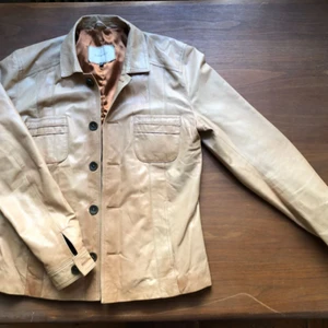  - Designerjacka i tunt lammskinn. Använd 1 gång. Liten fläck på ena bröstfickan, annars nyskick. Storlek angiven är herrstl, borde motsvara typ S för dam. Pris kan diskuteras. 