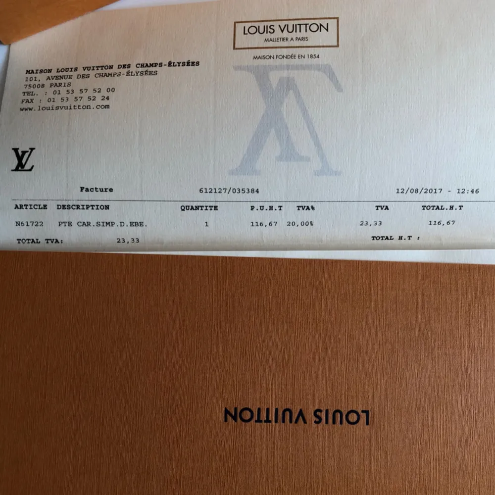 Korthållare med mönstret damier ebene från Louis Vuitton. Korthållaren är köpt i Louis Vuittons flagship store i Paris och är i fint skick. Kvitto, dustbag, låda och påse ingår. Nypris är 140 euro vilket är ungefär 1500kr. OBS! Köpare betalar frakt. Accessoarer.