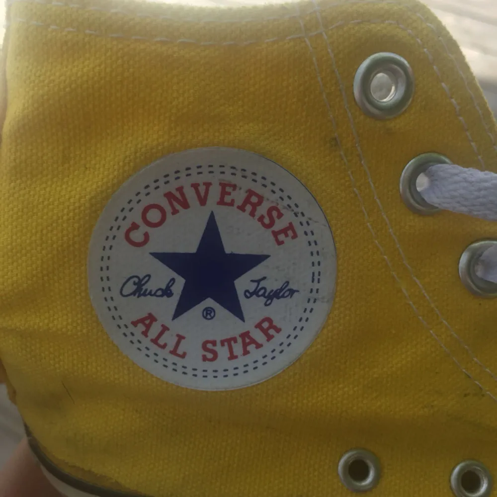 Gula Vintage original Converse 🌻 skitsnygga, säljer pga förstora 💛 köpare står för frakt! . Skor.