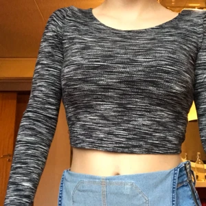  - långärmad stretchig crop top i s