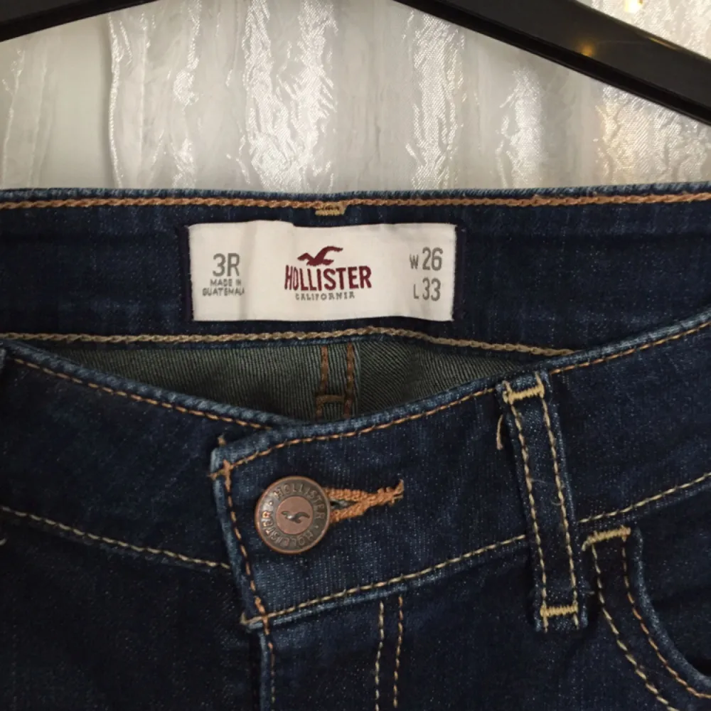 Hollister bootcut jeans i storlek 26/33. Aldrig använda. . Jeans & Byxor.