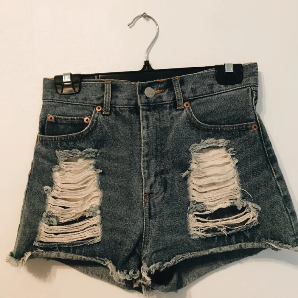 Shorts från monki med hög midja och lagom slitning, använda fåtal gånger, säljes pga fel storlek. Frakt tillkommer!. Shorts.