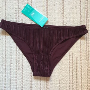  - Plisserade bikinitrosor i plommonlila. Jättefina men tyvärr för små. Nya med tags kvar!