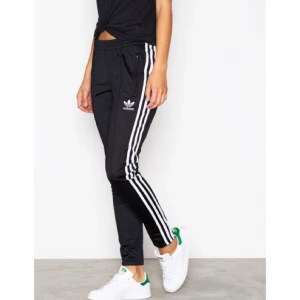  - Splitternya grymt fina track pants från adidas (SST PT) med lappen kvar. Nypris 599:-   Köpare står för ev frakt. 