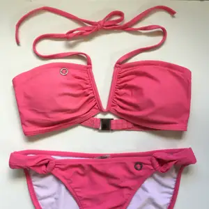Rosa bikini från Röhnisch🌸 älskar den men är tyvärr för stor för mig :( underdelen är oanvänd men överdelen har använts en gång. Frakt ingår vid snabb affär :)   Nypris 500kr