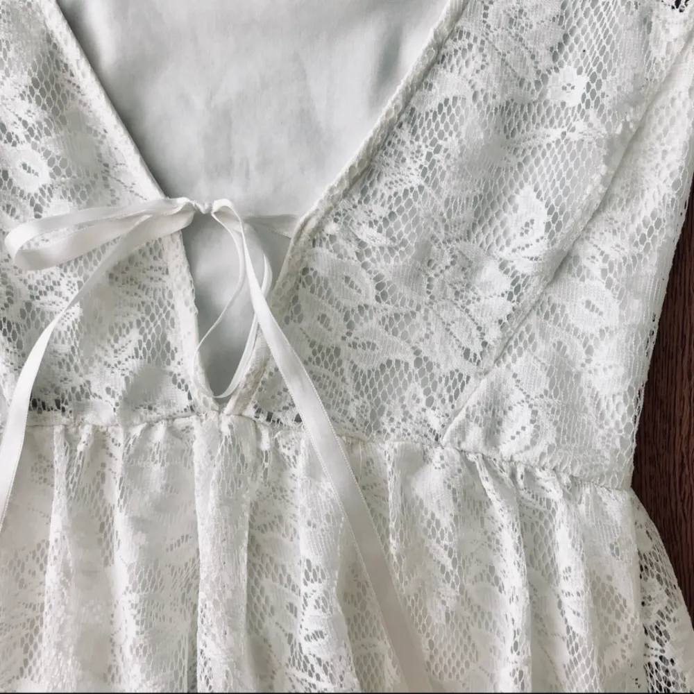 En söt spetsklänning med öppen rygg från Gina Tricot, storlek 34. Säljer den då den tyvärr är något för liten för mig.   Vid ev. frakt tillfaller detta köparen.   Tips om du måste frakta, köp fler plagg på samma gång! Se min sida 👍🏻. Klänningar.