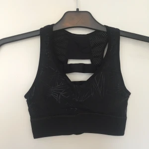  - Sport-bh från New Yorker. Använd en gång. Katt finns i hemmet!