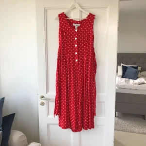  - Vintage byxdress. Helt fantastisk! Knytband i midjan. Vida ben och faller så snyggt. Går till ankeln på mig som är 170 cm. Frakt 55kr