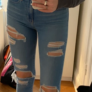 Levis jeans high rise  - Knappt använda Levis jeans från Miami. Storlek 27 men väldigt stretchiga. Bra passform och sitter bra i midjan. Nypris: 799kr. Pris kan diskuteras